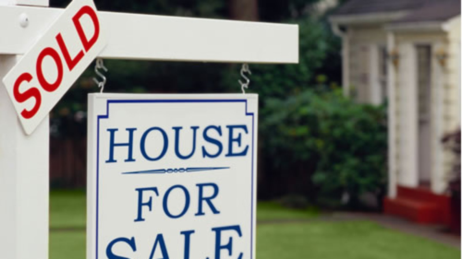 A house for sold with the white signboards